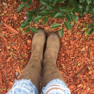 Very Volatile Boots size 6